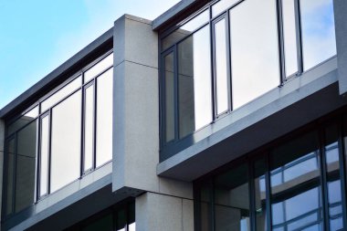 Modern mimari soyut parçası, cam beton duvarlar.