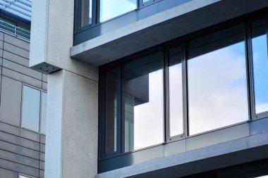 Modern mimari soyut parçası, cam beton duvarlar.