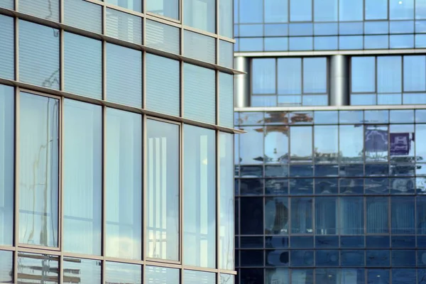 Edificio Moderno Con Cielo Reflejado Nube Ventana Cristal — Foto de Stock