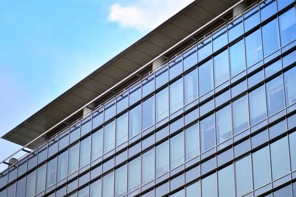 Edificio Moderno Con Cielo Reflejado Nube Ventana Cristal — Foto de Stock