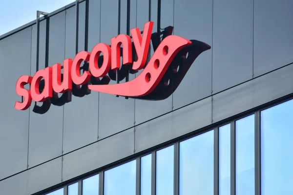 Warschau Polen Januari 2019 Saucony Ondertekenen Bedrijf Uithangbord Saucony — Stockfoto