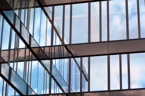 Edificio Moderno Con Cielo Reflejado Nube Ventana Cristal — Foto de Stock