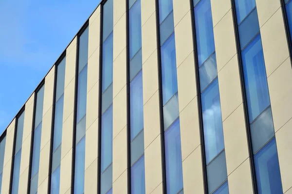 Edifício Moderno Com Céu Refletido Nuvem Janela Vidro — Fotografia de Stock