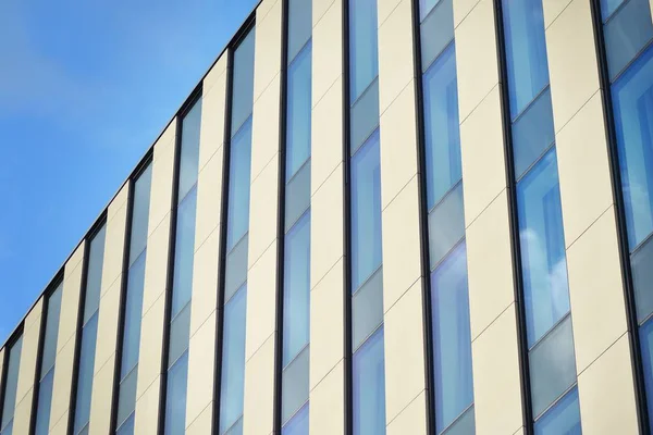 Edificio Moderno Con Cielo Reflejado Nube Ventana Cristal — Foto de Stock