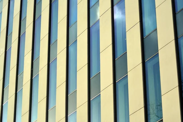 Edifício Moderno Com Céu Refletido Nuvem Janela Vidro — Fotografia de Stock