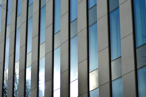 Edificio Moderno Con Cielo Reflejado Nube Ventana Cristal —  Fotos de Stock