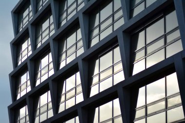 Modern mimari soyut parçası, cam beton duvarlar.