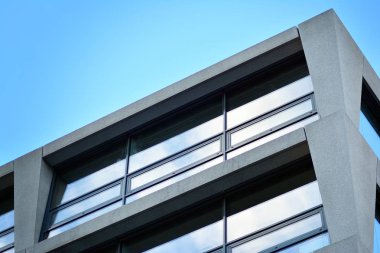 Modern mimari soyut parçası, cam beton duvarlar.