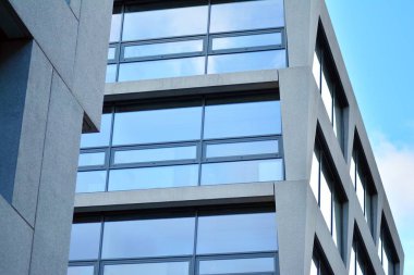 Modern mimari soyut parçası, cam beton duvarlar.