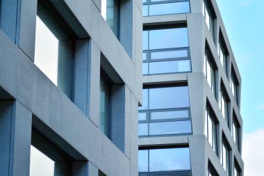 Modern mimari soyut parçası, cam beton duvarlar.