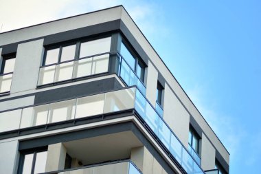 Çağdaş mimarinin soyut parçası. Konut modern bina