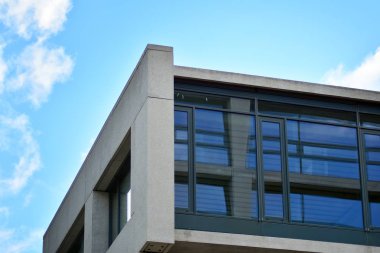 Modern mimari soyut parçası, cam beton duvarlar.