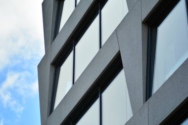 Modern mimari soyut parçası, cam beton duvarlar.