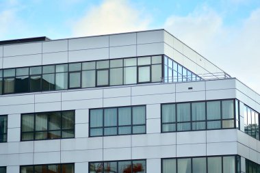 Yansıyan gökyüzü ve bulut içinde cam pencere ile modern yapı