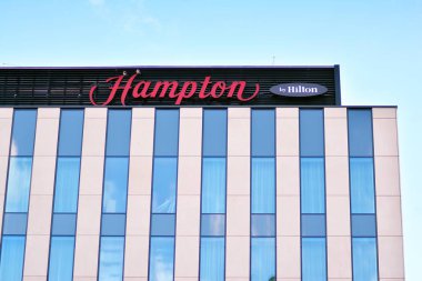Varşova, Polonya. 15 Ocak 2019. Hampton by Hilton imzala. Şirket tabela Hampton by Hilton.