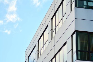 Yansıyan gökyüzü ve bulut içinde cam pencere ile modern yapı