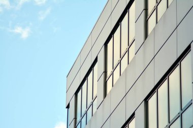 Yansıyan gökyüzü ve bulut içinde cam pencere ile modern yapı