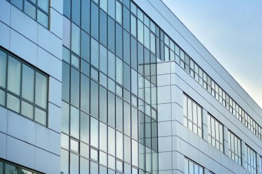 Yansıyan gökyüzü ve bulut içinde cam pencere ile modern yapı