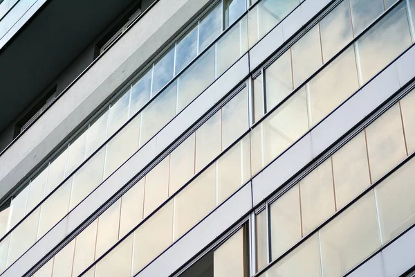 Çağdaş mimarinin soyut parçası. Konut modern bina