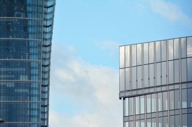 Yansıyan gökyüzü ve bulut içinde cam pencere ile modern yapı