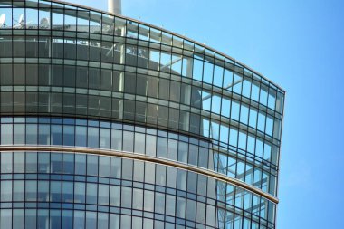 Yansıyan gökyüzü ve bulut içinde cam pencere ile modern yapı