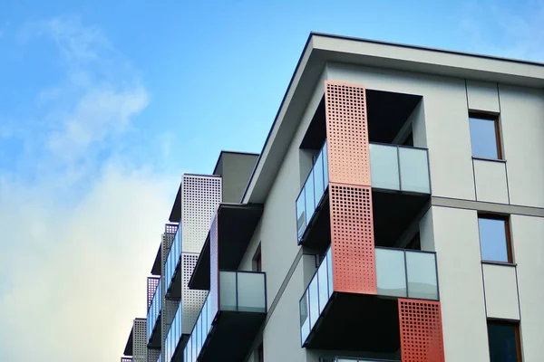 Çağdaş mimarinin soyut parçası. Konut modern bina