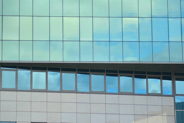 Edificio Moderno Con Cielo Reflejado Nube Ventana Cristal —  Fotos de Stock