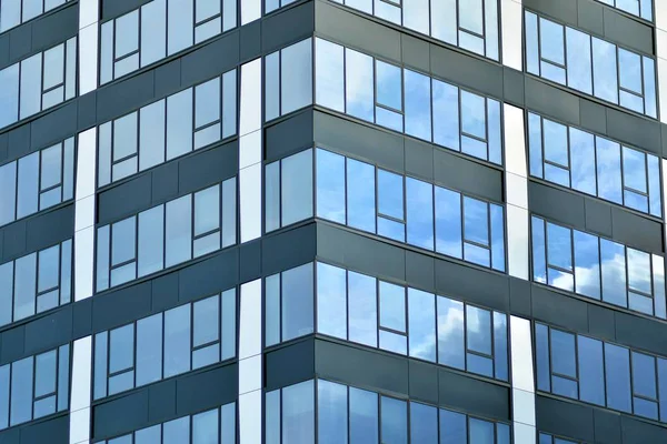Modern Byggnad Med Reflekterade Himmel Och Moln Glas Fönster — Stockfoto