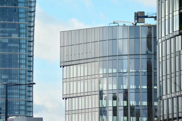 Modern Building Reflected Sky Cloud Glass Window — Stock Photo, Image