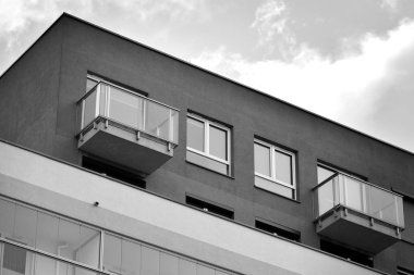 Çağdaş mimarinin soyut parçası. Konut modern bina. Siyah ve beyaz.