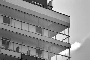 Çağdaş mimarinin soyut parçası. Konut modern bina. Siyah ve beyaz.