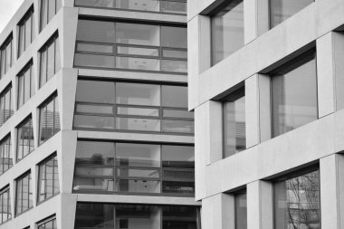 Modern mimarisi, beton ve camdan duvarlar soyut parçası. Siyah ve beyaz.