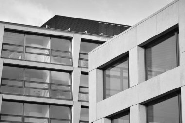 Modern mimarisi, beton ve camdan duvarlar soyut parçası. Siyah ve beyaz.