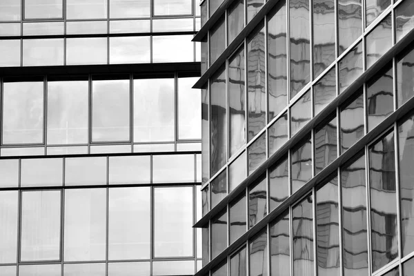 Edifício Moderno Com Céu Refletido Nuvem Janela Vidro Preto Branco — Fotografia de Stock