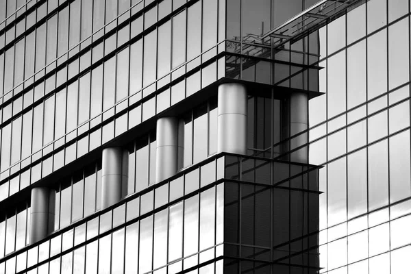 Современное Здание Отраженным Небом Облаком Стеклянном Окне Черное Белое — стоковое фото