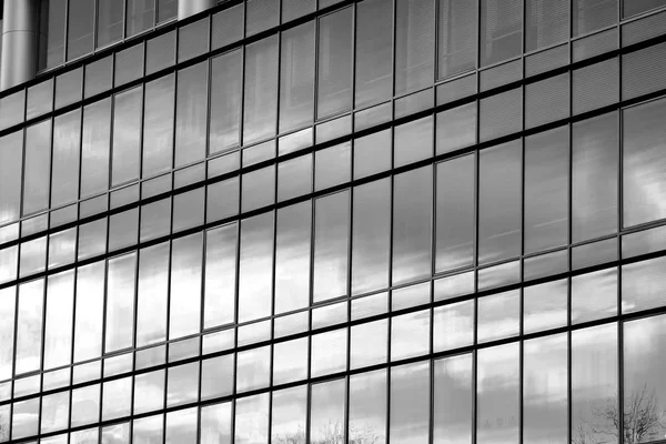 Edificio Moderno Con Cielo Reflejado Nube Ventana Cristal Blanco Negro — Foto de Stock