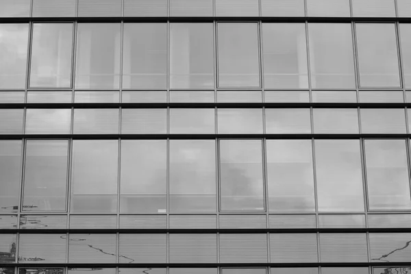 Modern Byggnad Med Reflekterad Himmel Och Moln Glas Fönster Svartvitt — Stockfoto