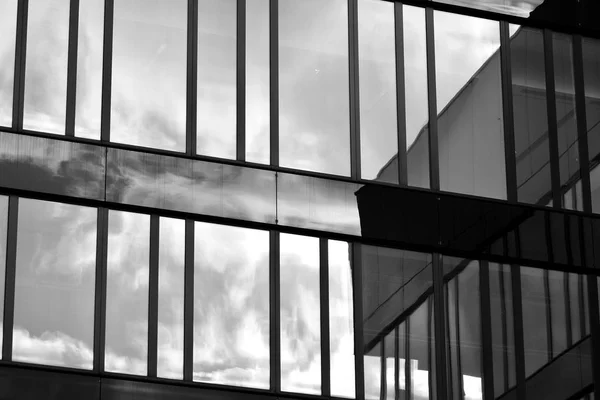 Modern Byggnad Med Reflekterad Himmel Och Moln Glas Fönster Svartvitt — Stockfoto