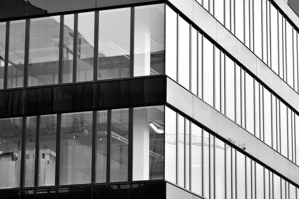 Edifício Moderno Com Céu Refletido Nuvem Janela Vidro Preto Branco — Fotografia de Stock