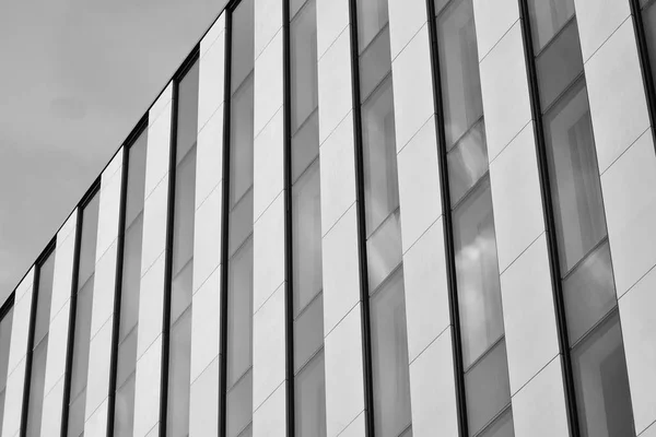 Modern Byggnad Med Reflekterad Himmel Och Moln Glas Fönster Svartvitt — Stockfoto