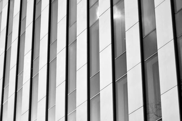 Edificio Moderno Con Cielo Reflejado Nube Ventana Cristal Blanco Negro — Foto de Stock