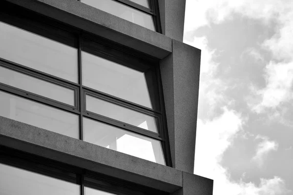 现代建筑的抽象碎片 玻璃和混凝土制成的墙壁 黑色和白色 — 图库照片