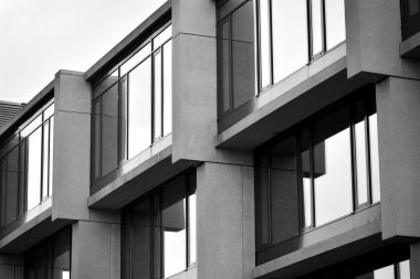 Modern mimarisi, beton ve camdan duvarlar soyut parçası. Siyah ve beyaz.