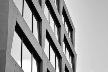 Modern mimarisi, beton ve camdan duvarlar soyut parçası. Siyah ve beyaz.