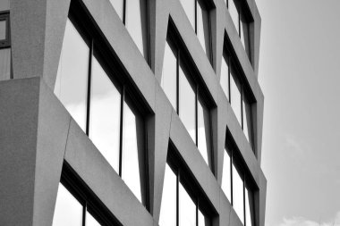 Modern mimarisi, beton ve camdan duvarlar soyut parçası. Siyah ve beyaz.