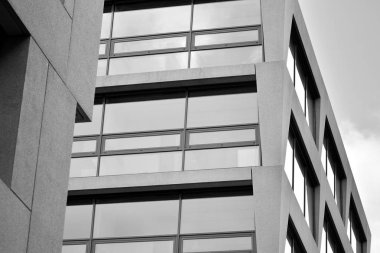 Modern mimarisi, beton ve camdan duvarlar soyut parçası. Siyah ve beyaz.