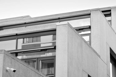 Modern mimarisi, beton ve camdan duvarlar soyut parçası. Siyah ve beyaz.