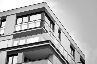 Çağdaş mimarinin soyut parçası. Konut modern bina. Siyah ve beyaz.