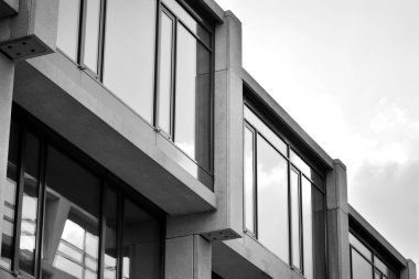 Modern mimarisi, beton ve camdan duvarlar soyut parçası. Siyah ve beyaz.