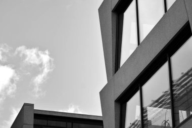 Modern mimarisi, beton ve camdan duvarlar soyut parçası. Siyah ve beyaz.